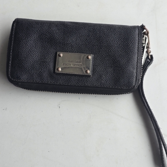 Michael Kors Wallet Womens Black  Gold Zip Around Logo Good Condition - Picture 7 of 10